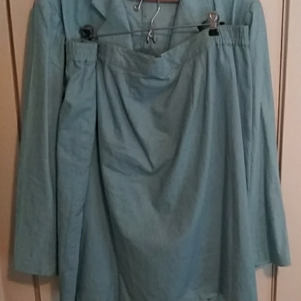 Skirt suit